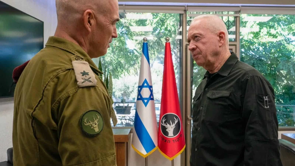 OC Northern Command Maj. Gen. Ori Gordin speaks with Defense Minister Yoav Gallant at an IDF base in northern Israel, Aug. 13, 2024. Photo by Ariel Hermoni/Defense Ministry.
