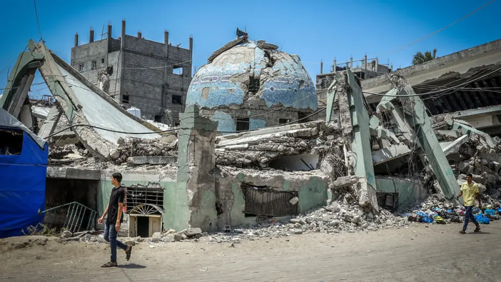 Palestinians perform Friday prayers at the destroyed Al-Huda Mosque in the center of Khan Younis in the southern Gaza Strip. The three-story Al-Huda Mosque was destroyed by the Israeli army during the war with Hamas. August 14, 2026. Photo by Abed Rahim Khatib/FLASH90 *** Local Caption *** מסגד עזה פלסטיני פלשתיני נהרס