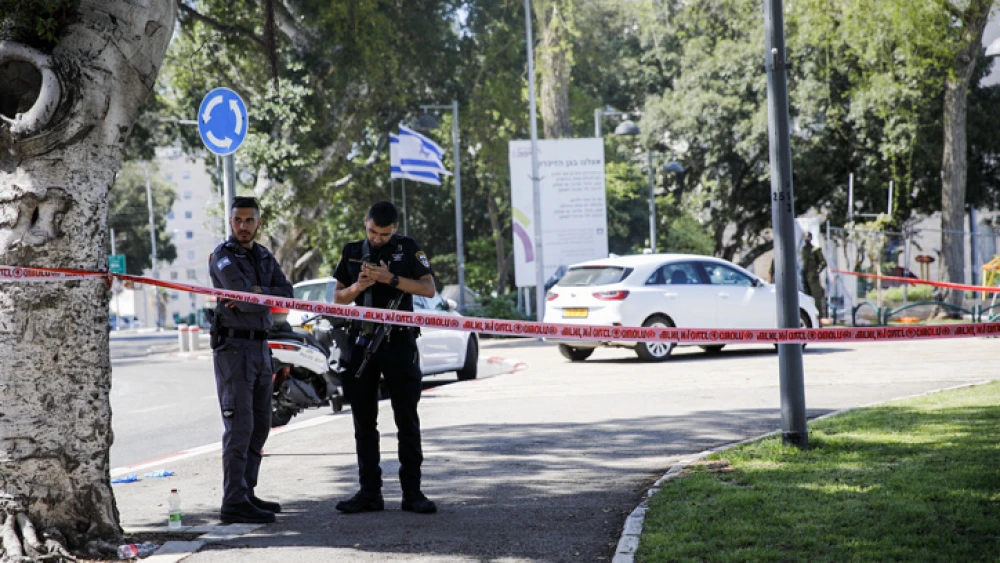 Police officers at the scene of a stabbing in Haifa, April 15, 2022. Photo by Shir Torem/Flash90.