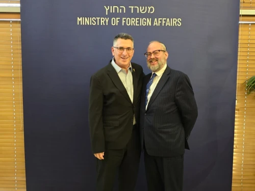 Israeli Foreign Minister Gideon Sa’ar (left) and Rabbi Yehuda Kaploun. Credit: Israeli Foreign Ministry.