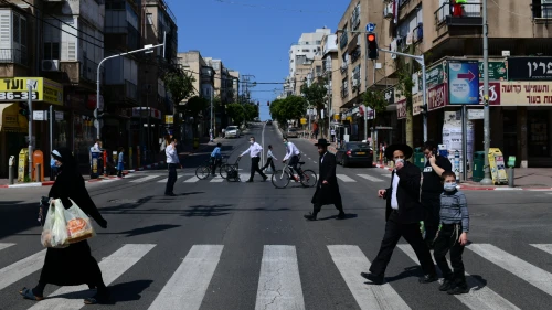 Citizens are required to wear face masks throughout Israel in order to prevent themselves and others from contracting the coronavirus, particurlarly in the population-concentrated haredi Jewish city of Bnei Brak, April 3, 2020. Photo by Tomer Neuberg/Flash90.