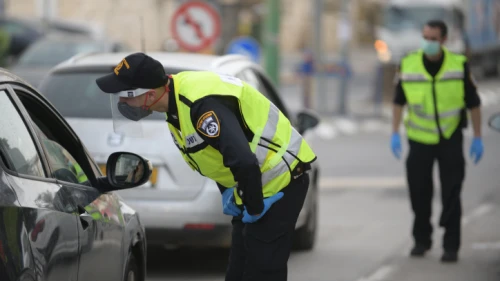 A temporary police checkpoint at the entrance to the city of Bnei Brak as part of Israel's effort to prevent the spread of COVID-19, March 31, 2020. Photo by Gili Yaari/Flash90.