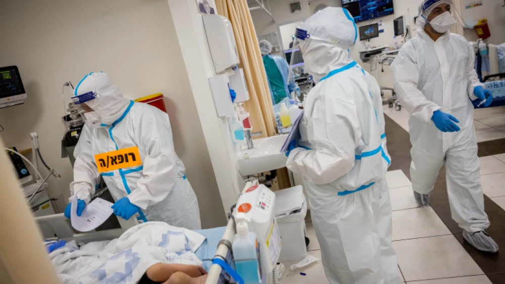 Shaare Zedek Medical Center staff in the hospital's coronavirus ward in Jerusalem, Sept. 23, 2021. Photo by Yonatan Sindel/Flash90.