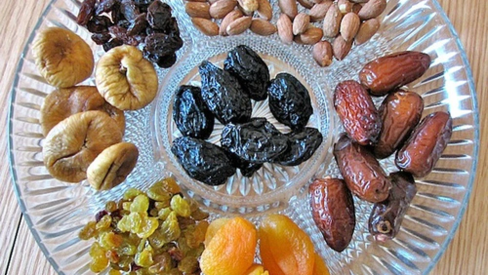 Dried fruit and nuts on a platter, traditionally eaten on Tu B'Shevat. Credit: Gilabrand via Wikimedia Commons.