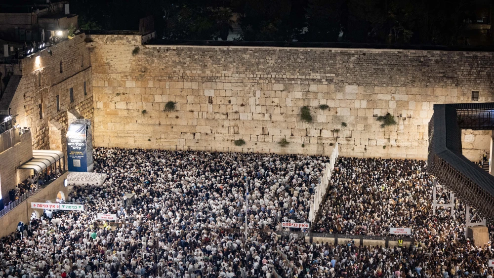 Freed hostages join tens of thousands for Selichot prayers at Western Wall