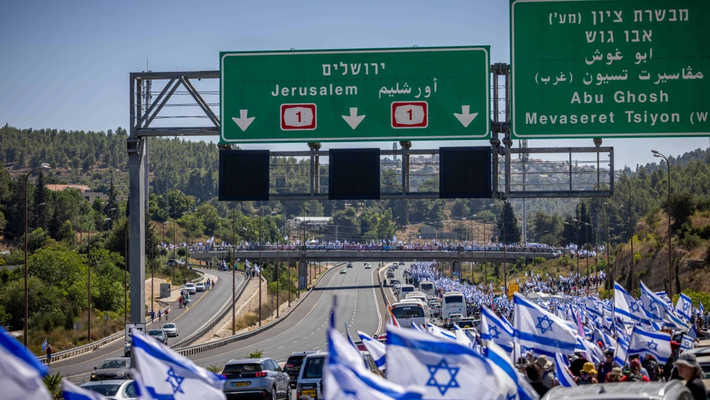 Anti-reform activists marching to Jerusalem on road number 1 near Abu Ghosh, as part of the protests against the government's judicial reform, on July 22, 2023. Photo by Yonatan Sindel/Flash90.