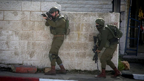 Israeli soldiers conduct a search for Palestinian suspects of a terror attack in the West Bank city of Ramallah on Dec. 10, 2018. The day beforehand, on Dec. 9, seven Israelis were injured in the drive-by shooting attack near Ofra, one of them a pregnant woman. Photo by Flash90.