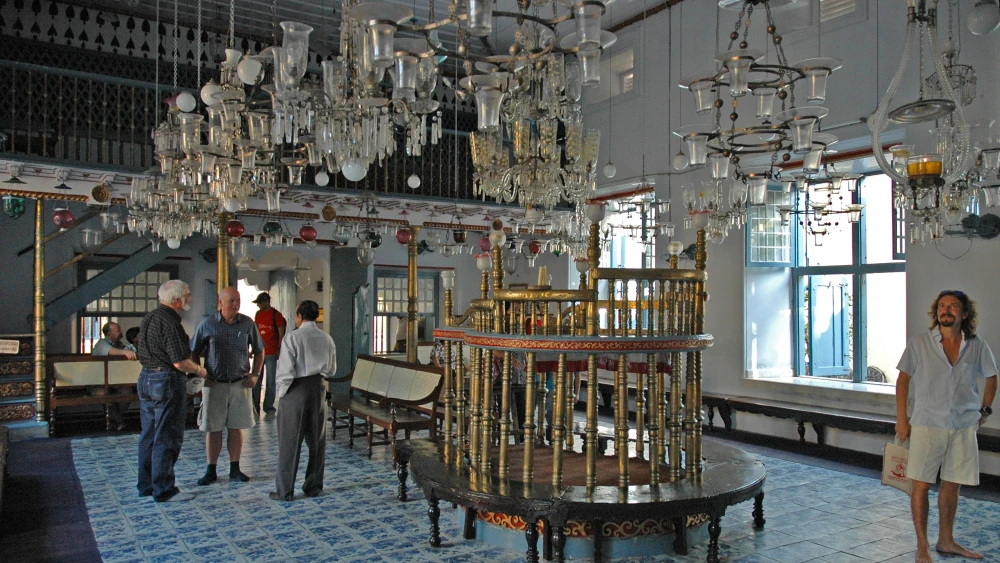 The interior of the Paradesi Synagogue in Kochi, India, facing the entrance, Jan. 6, 2005. Credit: Wouter Hagens/Public Domain via Wikimedia Commons.