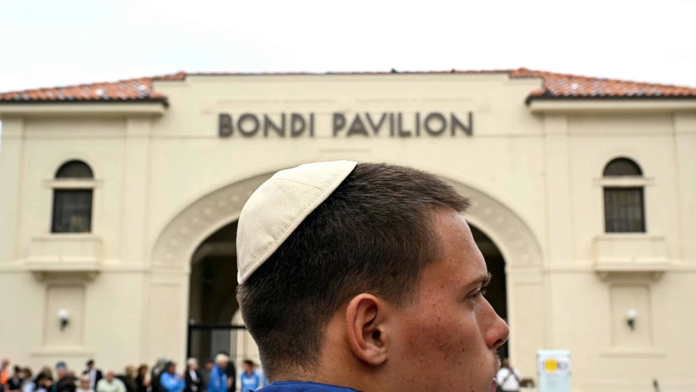 TOPSHOT - Mourners gather to pay a floral tribute to Bondi Beach shooting victims at the Bondi Pavilion in Sydney on December 15, 2025. A father-and-son team toting long-barrelled guns shot and killed 15 people including a 10-year-old girl at Sydney's Bondi Beach on December 14, with authorities labelling it an antisemitic terrorist attack on a Jewish festival. (Photo by Saeed KHAN / AFP via Getty Images)
