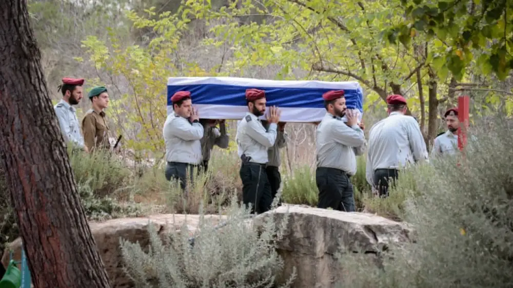 Family and friends attend the funeral of Israeli soldier Tal Cohen at Mt Herzl cemetary in Jerusalem. Cohen was killed when Hamas militants infiltrated southern Israel a few days ago, killing more than 900 soldiers and civilians, October 10, 2023. Photo by Noam Revkin Fenton /Flash90 *** Local Caption *** ?? ???? ????? ????? ???? ?? ???
