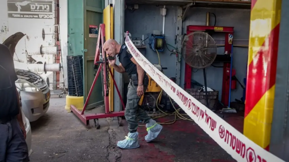 Police at a garage in Petach Tikvah where the attack took place, Aug. 10, 2023. Photo by Avshalom Sassoni/Flash90.