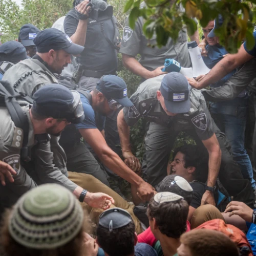 Israeli police evacuate people from a home in the Jewish neighborhood of Netiv Ha’avot in Gush Etzion on June 12, 2018. Photo by Yonatan Sindel/Flash90.