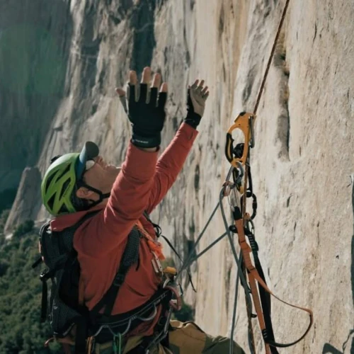 Former IDF paratrooper Eitan Armon in a still from “Looking UP.” Source: cinepre/X.
