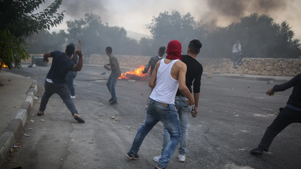 Israeli border police clash with Palestinians in the village of Khobar near Ramallah in the West Bank on July 27, 2018. Photo by Flash90.