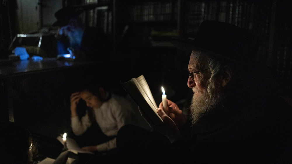 Religious men and boys pray during the Tisha B’Av ritual in the Mea She'arim neighborhood of Jerusalem, July 22, 2026. Photo by Chaim Goldberg/Flash90.
