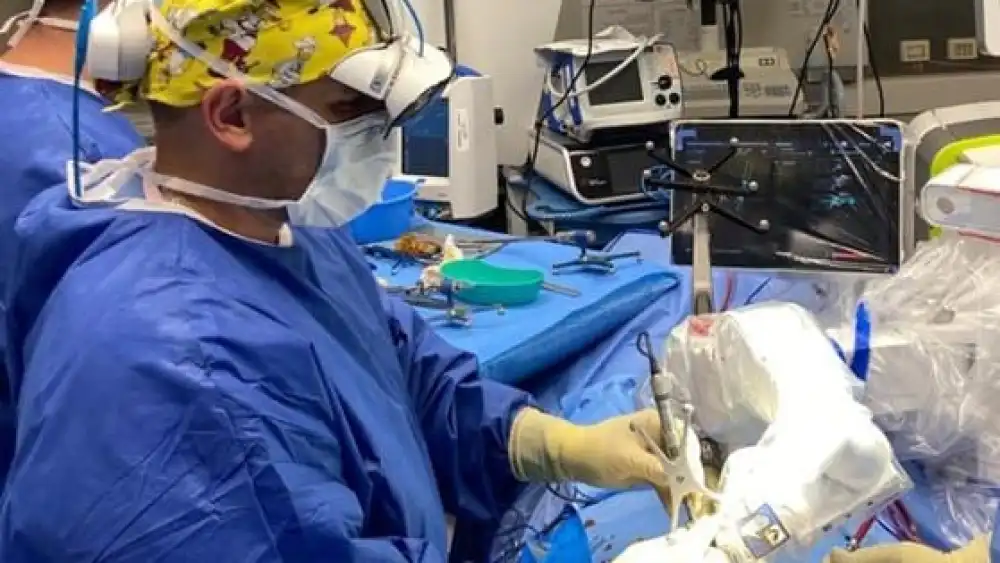 Dr. Cezar J. Mizrahi combines augmented reality and robotic technology to operate on a patient with a complex spinal fracture. Credit: Shaare Zedek Medical Center.