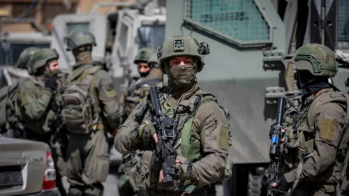 Israeli soldiers searching for suspects in a drive-by shooting attack, in the village of Aqraba, near Nablus in Samaria, May 4, 2021. Credit: Flash90.