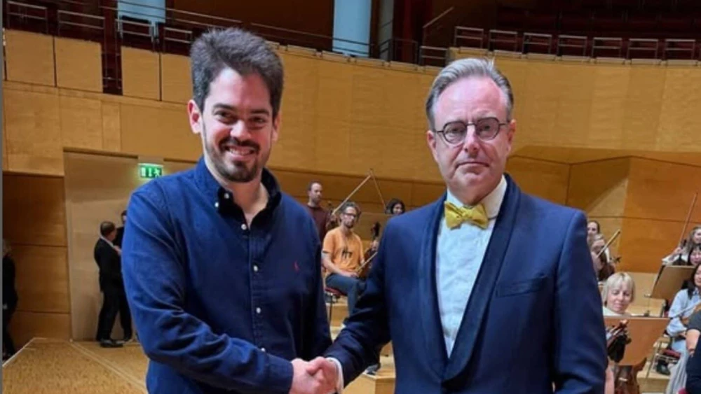 Bart De Wever, right, shakes hands with Lahav Shani in Essen, Germany on Sept. 13, 2025. Photo courtesy of Bart De Wever.