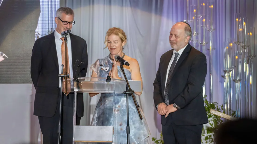 Hamakom President Paula Russell honors Rabbi Richard Camras and Rabbi Stewart Vogel at the Legacy Gala