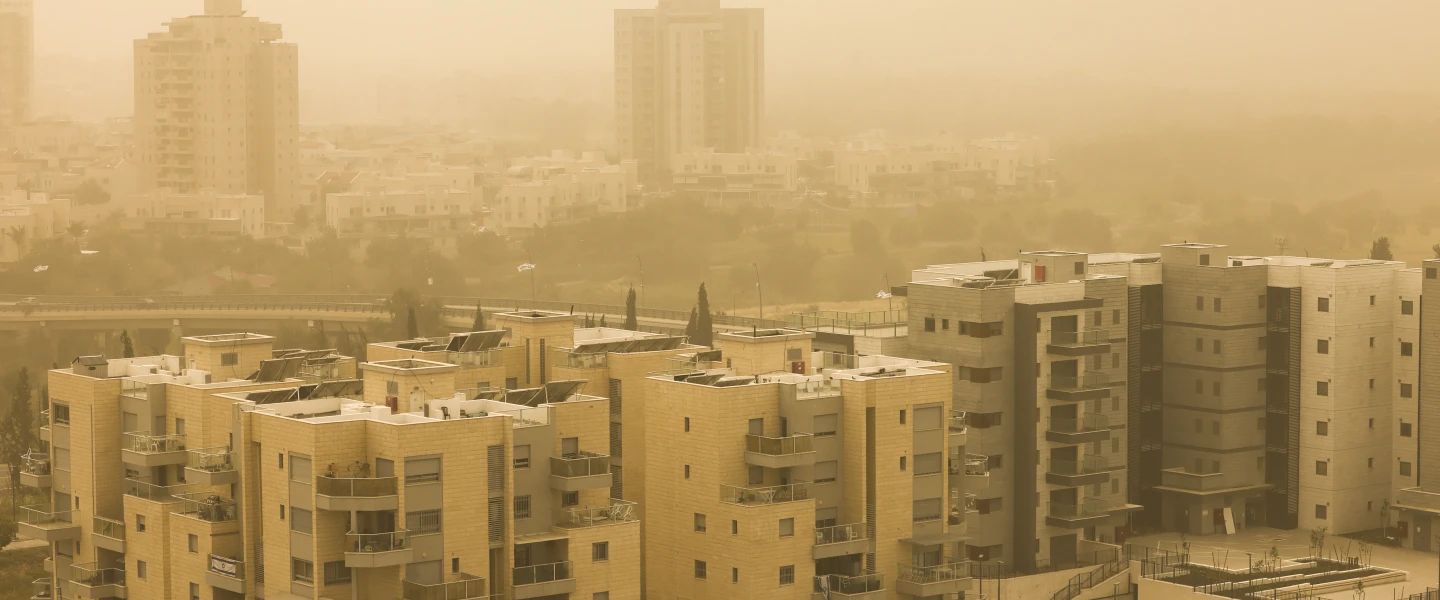 A general view of Kiryat Gat under heavy haze, April 17, 2026. Photo by Yossi Aloni/Flash90.