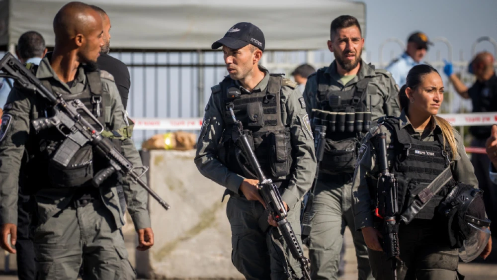 Police at the scene of an attempted stabbing attack at Armon Hanatziv neighborhood in Jerusalem on May 25, 2020. Photo by Yonatan Sindel/Flash90.