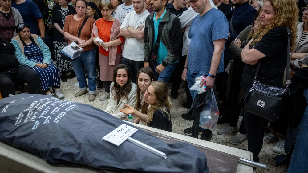 Mourners attend the funeral of Tzeela Gez, who was murdered in a terrorist shooting on Route 446 in Samaria, at the Har HaMenuchot Cemetery in Jerusalem, May 15, 2025. Photo by Chaim Goldberg/Flash90.