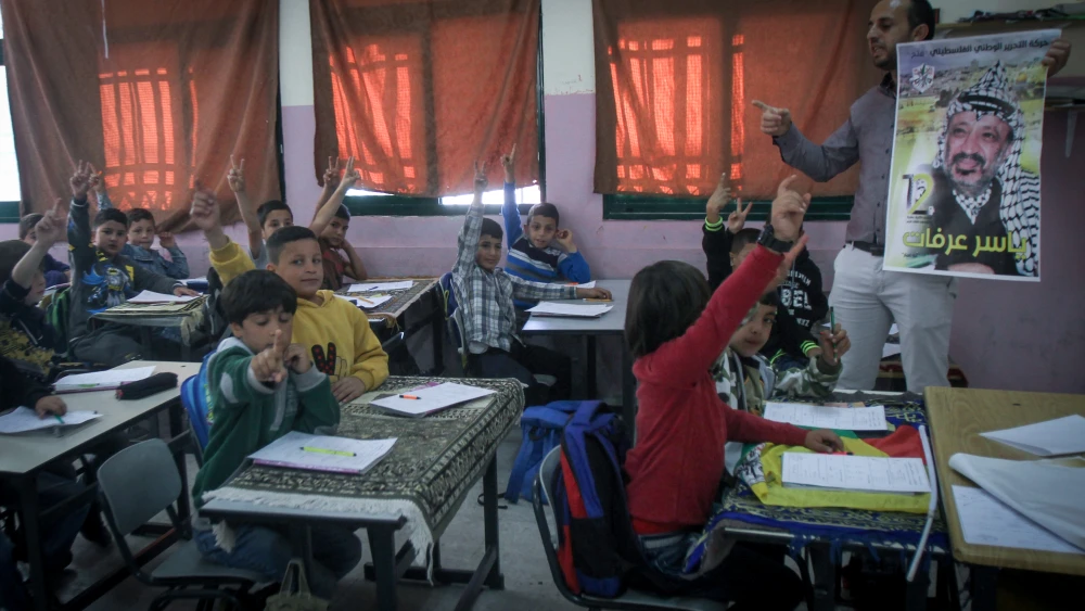 A Palestinian teacher lectures at the Salem School for Girls on the life of the late Palestinian leader Yasser Arafat on the 12th anniversary of his death, in the West Bank city of Nablus, on Nov. 10, 2016. Photo by Nasser Ishtayeh/Flash90.
