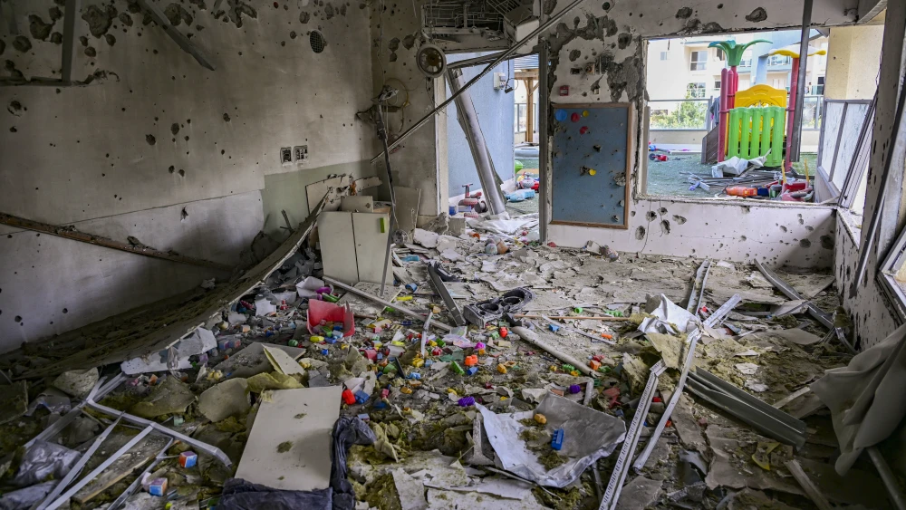 Israeli security and rescue forces at the scene where a kindergarten in Rishon LeZion, central Israel, was damaged by shrapnel from a ballistic missile fired from Iran, March 21, 2026. Photo by Avshalom Sassoni/Flash90.