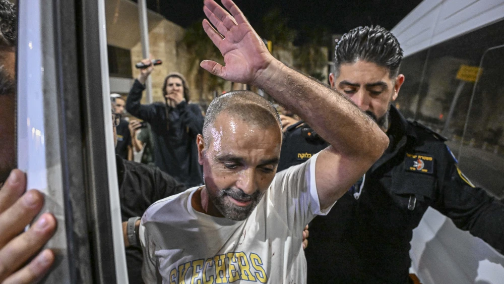 Yaniv Hayun, who subdued the suspected terrorist aboard flydubai flight FZ1073, arrives at Ben-Gurion International Airport near Tel Aviv, Sept. 30, 2026. Photo by Avshalom Sassoni/Flash90.
