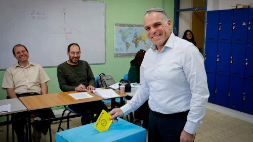 Efrat Mayor Oded Revivi votes in the municipal election, March 10, 2024. Photo by Gershon Elinson/Flash90.