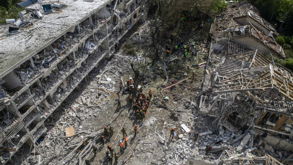 Israeli paramedics and forces at the scene of an Iranian ballistic missile impact in Tel Aviv, on June 22, 2025. Photo by Matan Golan/Middle East Images/AFP via Getty Images.