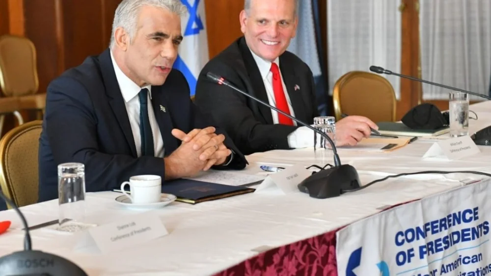 Israeli Foreign Minister Yair Lapid with Conference of Presidents CEO William Daroff. Source: Yair Lapid/Twitter.