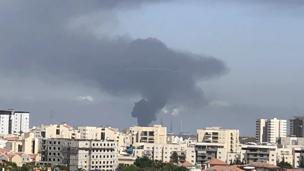 Image of smoke billowing from the large tank belonging to the Eilat-Ashkelon pipeline hit by a rocket on May 11, 2021. Photo by Josh Hasten.