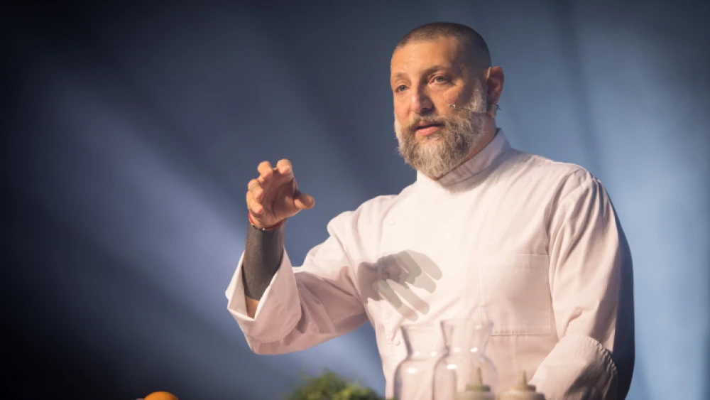 Israeli chef Assaf Granit speaks at a conference with science ministers from around the world in Jerusalem on May 2, 2018. Photo by Yonatan Sindel/Flash90.
