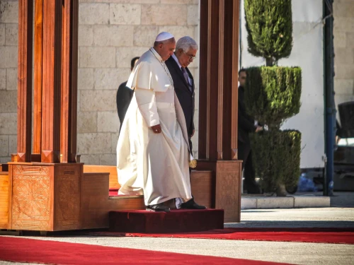 Pope Francis is welcomed by Palestinian Authority leader Mahmoud Abbas in Bethlehem, May 25, 2014. Photo by Atta Jaber/Flash90.