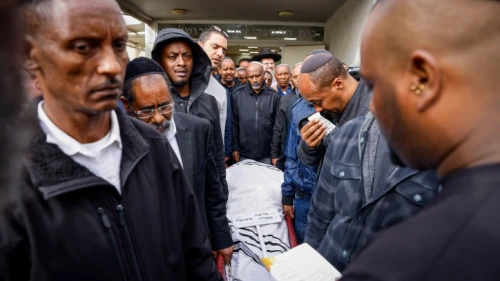 Mourners attend the funeral of Tadasa Tashume Ben Ma'ada, who died of wounds sustained in a bomb attack at the entrance to Jerusalem, at the Har HaMenuchot Cemetery in the Israeli capital, Nov. 27, 2022. Credit: Olivier Fitoussi/Flash90.