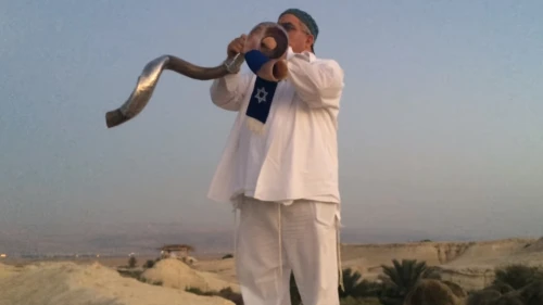 Robert Weinger blowing two shofars in perfect harmony. Source: Screenshot.