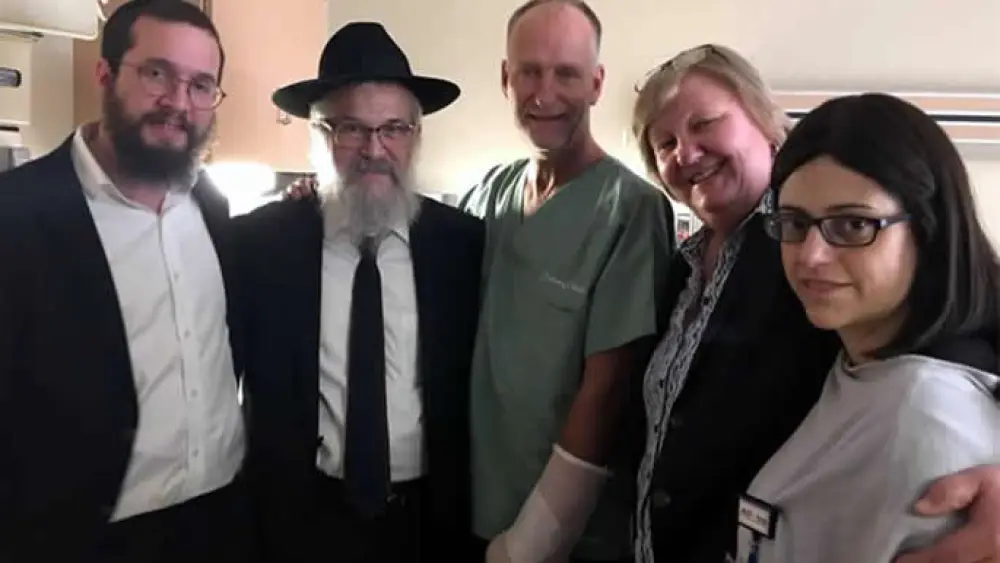 From left: Rabbi Henoch Rosenfeld, Rabbi Yisroel Rosenfeld, Officer Dan Mead, Diane Mead (Dan's sister) and Dr. Mylynda B Massart. Credit: Chabad.org/News.