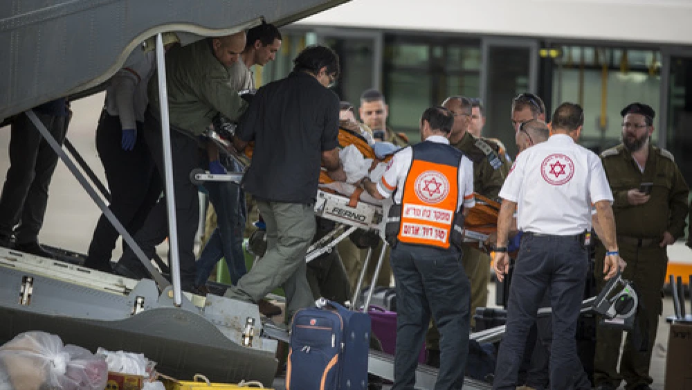 Israeli soldiers and ZAKA emergency response volunteers carry an Israeli upon arrival from Turkey at Ben-Gurion Airport on Sunday. Three Israeli tourists were killed in a suicide-bombing in Istanbul on Saturday. Credit: Hadas Parush/Flash90.