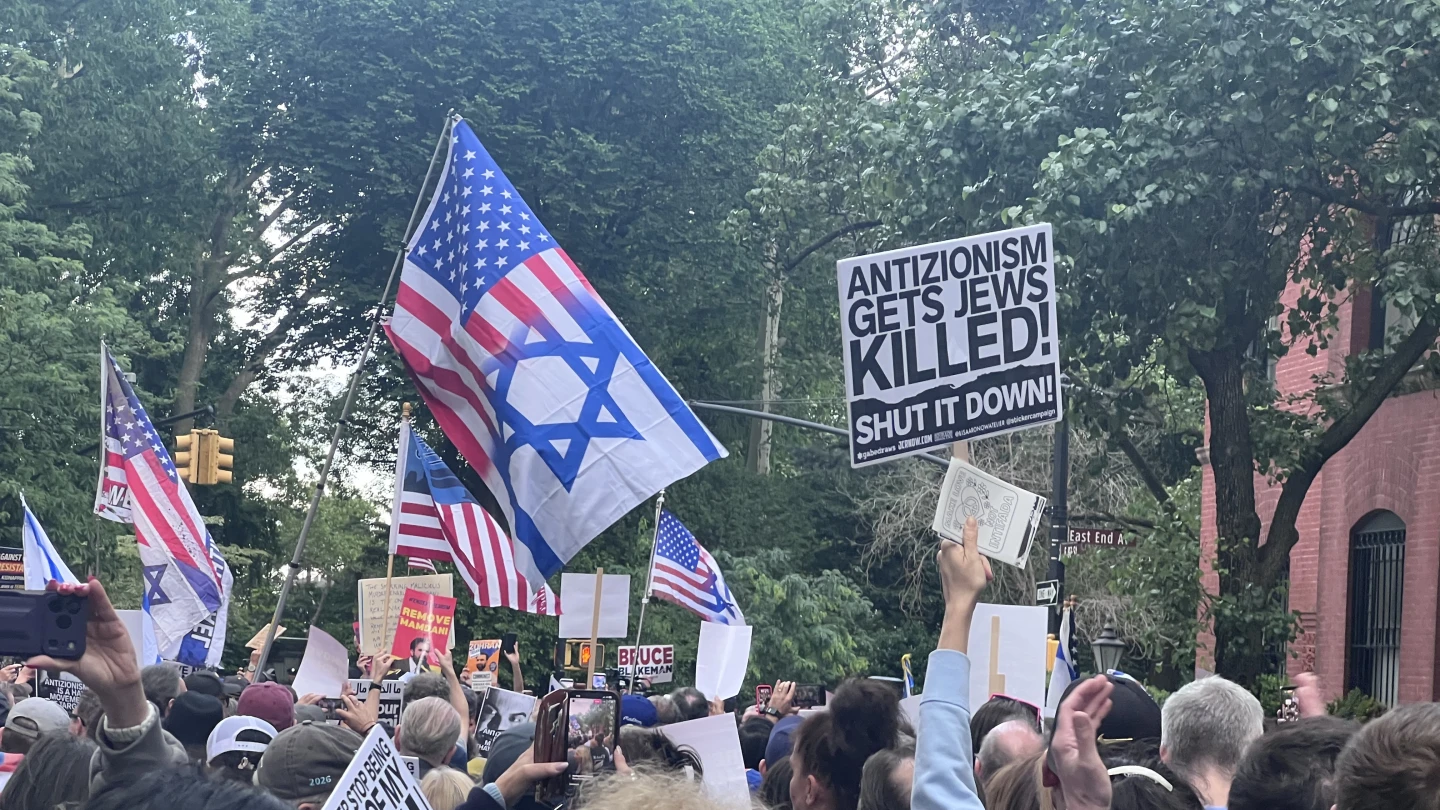 Hundreds gather outside Gracie Mansion calling for Hochul to remove Mamdani