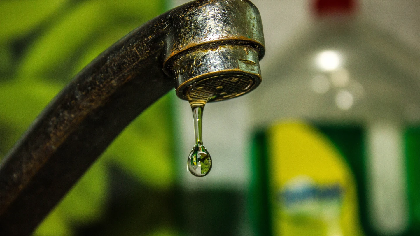 Guerra en Medio Oriente provoca escasez de flúor en el agua de EE.UU. Guerra en Medio Oriente provoca escasez de flúor en el agua de EE.UU.