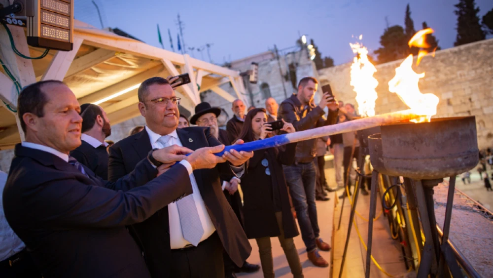 Incoming elected Jerusalem Mayor Moshe Leon and outgoing Jerusalem Mayor Nir Barkat light the Hanukkah candles at the Western Wall in Jerusalem on Dec. 3, 2018. Photo by Aharon Krohn/Flash90.
