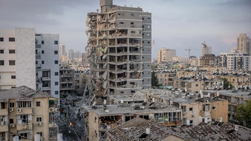 The scene where an Iranian ballistic missile hit in Bat Yam, south of Tel Aviv, June 15, 2025. Photo by Chaim Goldberg/Flash90.