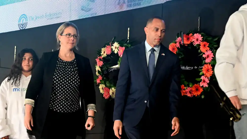 U.S. House Minority leader Hakeem Jeffries lays a wreath at a Memorial Day ceremony on behalf of the US Congress at the largest English memorial event in Israel.