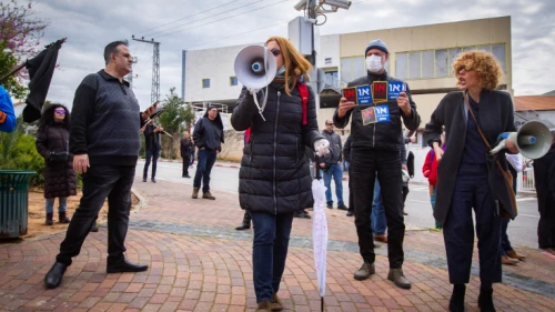 Israelis protest outside the home of Blue and White leader Benny Gantz in Rosh Ha'ayin, calling on him not to join a unity government with Israeli Prime Minister Benjamin Netanyahu, March 20, 2020. Photo by Flash90.