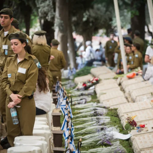Israeli soldiers stand by the graves of the fallen at the Kiryat Anavim military cemetery on Yom Hazikaron (Memorial Day), on May 1, 2017. Credit: Hadas Parush/Flash90.