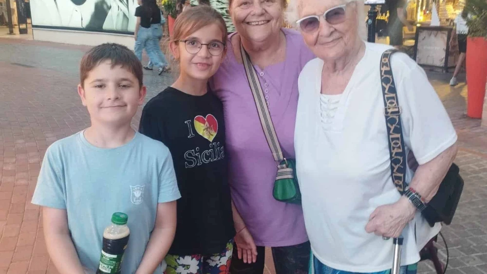 100-year-old Sara Unterberg with members of her family in Israel. Credit: Courtesy