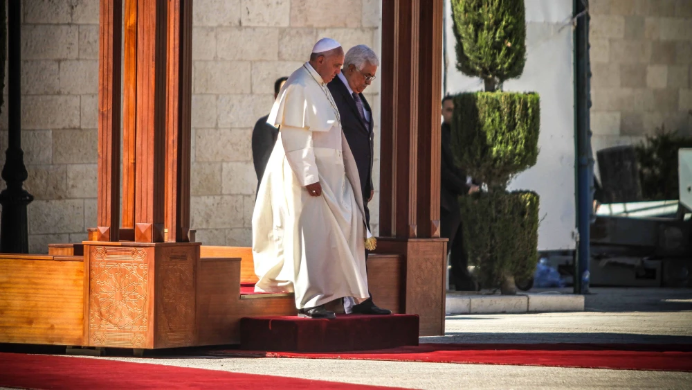 Pope Francis is welcomed by Palestinian Authority leader Mahmoud Abbas in Bethlehem, May 25, 2014. Photo by Atta Jaber/Flash90.