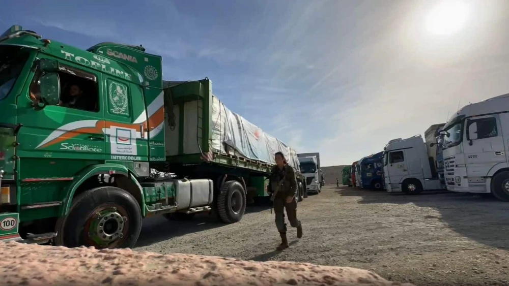 Trucks carrying humanitarian aid enter Gaza at Egypt's Rafah crossing, Nov 25, 2023. Screenshot: IDF.