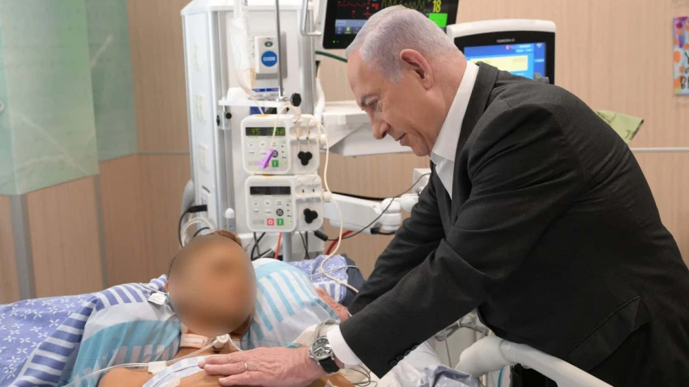 Israeli Prime Minister Benjamin Netanyahu visits wounded IDF soldiers at the Sheba Medical Center in Ramat Gan, May 14, 2024. Photo by Amos Ben-Gershom/GPO.